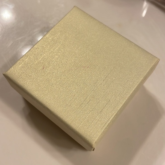 Lot of 2 Brooches/pins with artificial pearl accents new in box - Picture 4 of 4